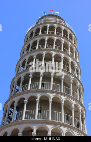 American replica della Torre Pendente di Pisa in Niles, Illinois. Foto Stock