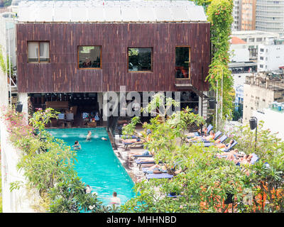 Il Myst Dong Khoi hotel bar sul tetto e la piscina nel distretto 1, Ho Chi Minh City, Vietnam. Foto Stock