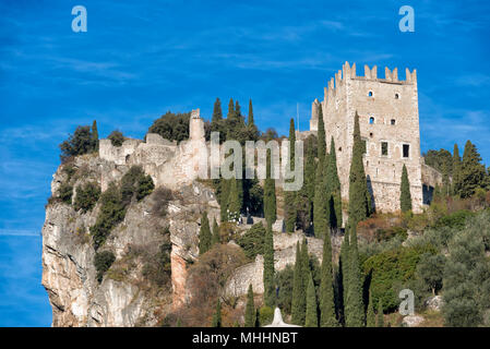 Arco medievale Castello sulla sommità della roccia Foto Stock