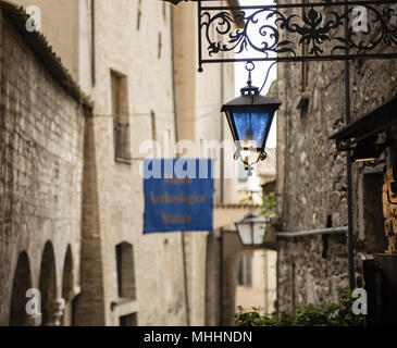 Il Palazzo Vescovile, il museo e la piazza principale della bella città medievale nel cuore dell'Umbria, Italia centrale. Foto Stock