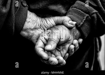 Le mani di vecchio uomo che aveva worket difficilmente nella sua vita contadino Foto Stock