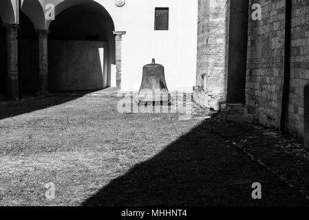 Il Palazzo Vescovile, il museo e la piazza principale della bella città medievale nel cuore dell'Umbria, Italia centrale. Foto Stock