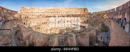Roma, Italia - 24 novembre 2012 visitatori all'interno del Colosseo Colosseo - enorme vista interna sul Colosseo Colosseo a Roma, Italia Foto Stock
