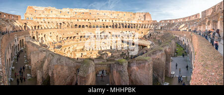 Roma, Italia - 24 novembre 2012 Roma Colosseo è affollata di turisti in sunny giorno nuvoloso sfondo Foto Stock
