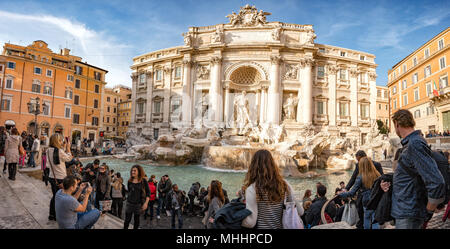 Roma, Italia - 24 novembre 2012 - di Fontana di Trevi Visualizza pieno di persone Foto Stock