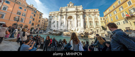 Roma, Italia - 24 novembre 2012 - Roma Fontana di Trevi è affollata di turisti in giornata di sole Foto Stock