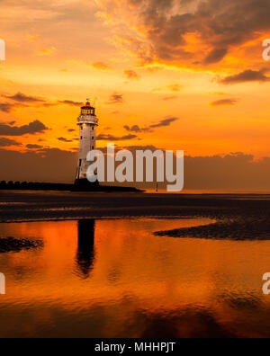 Tramonto al pesce persico Rock Lighthouse, Merseyside Foto Stock