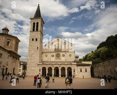 Il Palazzo Vescovile, il museo e la piazza principale della bella città medievale nel cuore dell'Umbria, Italia centrale. Foto Stock