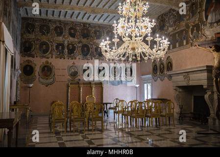 Il Palazzo Vescovile, il museo e la piazza principale della bella città medievale nel cuore dell'Umbria, Italia centrale. Foto Stock