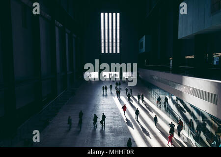 Londra - 26 Aprile 2018: persone che camminano all interno della Tate Modern Turbine Hall a Londra Foto Stock
