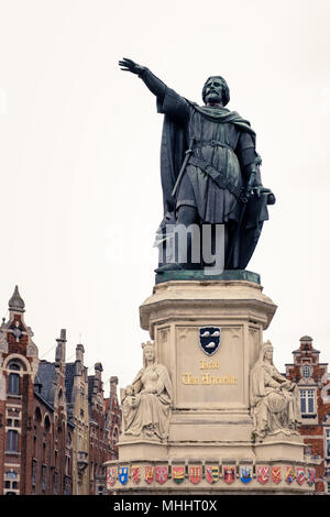 A basso angolo di visione su Jacob Van Artevelde statua trova il venerdì la piazza del mercato (Vrijdagmarkt) nel centro città di Gand, Fiandre, in Belgio Foto Stock