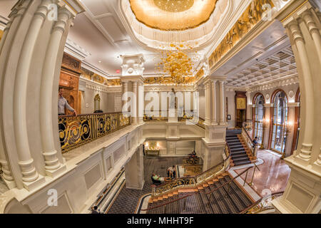 NEW YORK - STATI UNITI D'America - 11 giugno 2015 uomini di affari all'interno di New York Palace Hotel Foto Stock