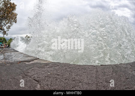 Porto di kona onde del mare nella grande isola di Hawaii Foto Stock