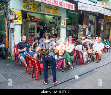I turisti sala da pranzo alfresco sulla Bùi Viện Street District 1 Ho Chi Minh City, Vietnam. Foto Stock