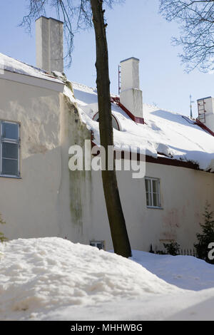 Rahukohtu 4: una graziosa casa sotto la neve profonda, Toompea, Tallinn, Estonia Foto Stock