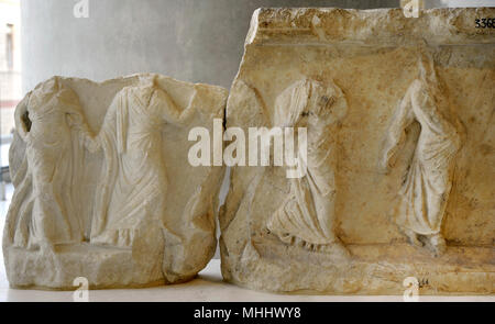 Revetement dalla base di una dedizione. Il revetement raffigura undici donne che danzano e tenendo le mani. Dettaglio. Inizi del IV secolo A.C. Museo dell'Acropoli. Atene. La Grecia. Foto Stock