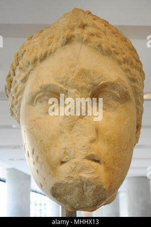 Artemide Brauronia. La testa della statua di culto della dea, opera dello scultore Prassitele. Fu eretto nel suo santuario dell'Acropoli, ca. 330 BC. Museo dell'Acropoli. Atene. La Grecia. Foto Stock