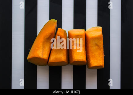 La zucca è una cultivar di un impianto di squash, più comunemente di cucurbita pepo, che è rotondo, con superficie liscia, leggermente orlate pelle e di colore giallo intenso di orang Foto Stock