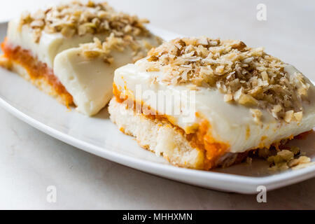 Bagno turco Muhallebi pudding di zucca, Ladyfinger (Savayer) e dadi. I cibi tradizionali. Foto Stock