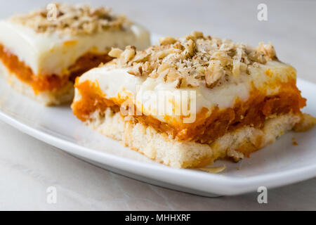 Bagno turco Muhallebi pudding di zucca, Ladyfinger (Savayer) e dadi. I cibi tradizionali. Foto Stock