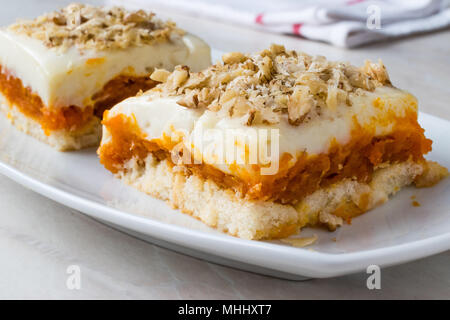 Bagno turco Muhallebi pudding di zucca, Ladyfinger (Savayer) e dadi. I cibi tradizionali. Foto Stock