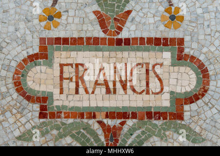 Papa Francesco nome in mosaico rosso patchwork Foto Stock