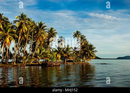 Remote isole tropicali di Truk Lagoon nel Pacifico del Sud Foto Stock