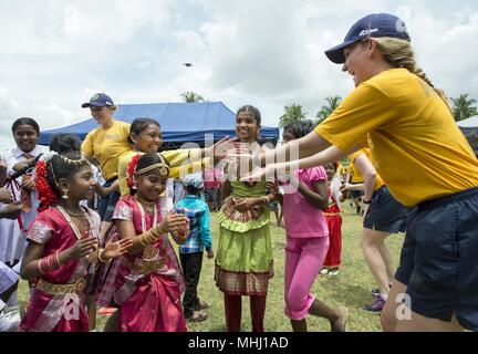 180428-N-MD TRINCOMOLEE713-0028, Sri Lanka (28 aprile 2018) velisti assegnati ai militari di comando Sealift nave ospedale USNS misericordia (T-AH 19) dance con studenti provenienti da T/um/Paddithidal Maha Vidyalayam scuola durante un U.S. Flotta del Pacifico prestazioni di banda a sostegno del Partenariato Pacifico 2018 (PP18), 28 aprile 2018. PP18's missione è lavorare collettivamente con host e nazioni partner per migliorare l'interoperabilità a livello regionale di emergenza e capacità di risposta, aumentare la stabilità e la sicurezza nella regione e favorire la nascita di nuove e durature amicizie in tutta la regione Indo-Pacifico. Pacific Partnership, ora mi Foto Stock