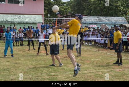 180428-N-MD TRINCOMOLEE713-0154, Sri Lanka (28 aprile 2018) velisti assegnati ai militari di comando Sealift nave ospedale USNS misericordia (T-AH 19) di partecipare a un gioco di pallavolo con gli studenti e il personale da T/um/Paddithidal Maha Vidyalayam scuola durante un U.S. Flotta del Pacifico prestazioni di banda come una parte della Misericordia della comunità di evento di relazioni a sostegno del Partenariato Pacifico 2018 (PP18), 28 aprile 2018. PP18's missione è lavorare collettivamente con host e nazioni partner per migliorare l'interoperabilità a livello regionale di emergenza e capacità di risposta, aumentare la stabilità e la sicurezza nella regione e favorire la nascita di nuove Foto Stock