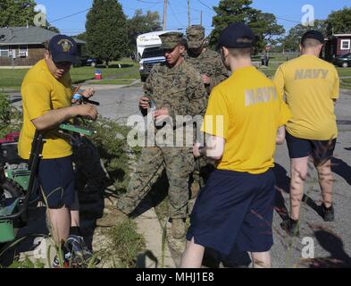 Stati Uniti Marines e marinai di prendere una pausa dal cantiere facendo lavorare nel locale di New Orleans area marina durante la settimana, Aprile 23, 2018, 23 aprile 2018. Durante la settimana della marina di New Orleans, Marines e marinai sono dedicati a supportare le comunità. (U.S. Marine Corps photo by Lance Cpl. Samuel Lyden). () Foto Stock