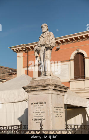 Giuseppe Garibaldi monumento nella bellissima città di Cesenatico sulla costa adriatica in Italia. Colpo verticale. Foto Stock