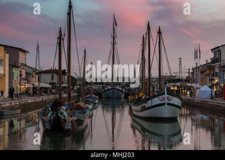 Vista frontale delle tradizionali barche dipinte, parte della sezione galleggiante del museo marittimo nel porto canale di Cesenatico, Emilia Romagna, Italia. Foto Stock