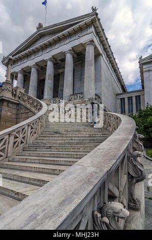 La Biblioteca nazionale della Grecia è un edificio neoclassico al centro della città di Atene. Giovane donna è visitare la libreria Foto Stock