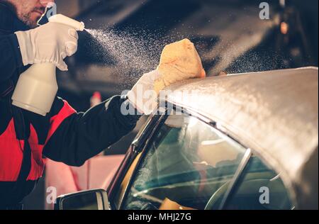 Cabriolet tetto auto per la pulizia e la manutenzione. Prendersi cura dell'auto classica Foto Stock