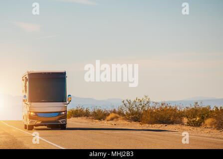 Pulmann di RV Road Trip. Classe A spintore Diesel sulla California Deseret autostrada. Viaggiare con stile. Stati Uniti d'America. Foto Stock