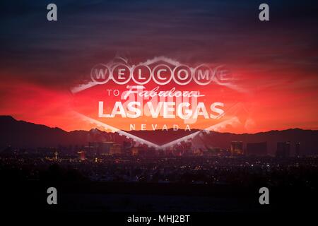 Benvenuti in Las Vegas concetto foto. Sunset, il paesaggio urbano e la famosa Strip segno composizione di sovrapposizione. Foto Stock