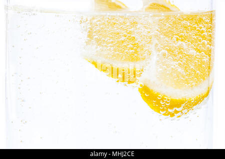 Due fette di limone fresco in una limonata. Foto Stock