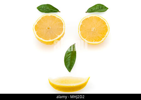 Le fette di limone e foglie verdi nella forma di un volto. Il concetto di uno stile di vita sano. Foto Stock
