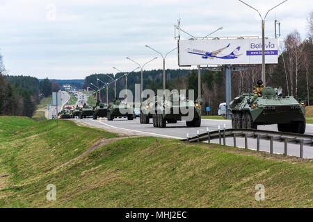 La Bielorussia, Minsk-April 19, 2018: colonna di blindati di apparecchiature militari lo spostamento su strada Foto Stock
