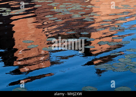 Castello medievale riflettendo sul lago di acqua Vanaja Foto Stock