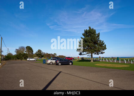 La spiaggia Parcheggio auto a East Haven, con macchine parcheggiate e molti spazi per ulteriori visitatori. Angus, Scozia. Foto Stock