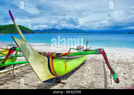 Il tradizionale design balinese 'dragonfly' imbarcazione sulla spiaggia Foto Stock