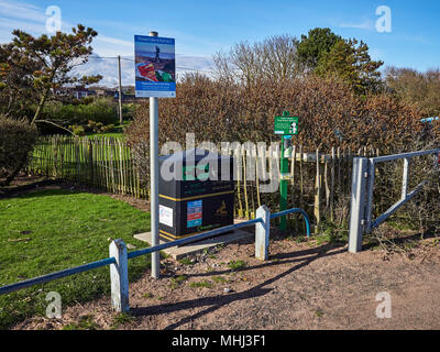 La East Haven cane Condividi stazione sulla passeggiata costiera di Arbroath, con Poo Bags, scomparti e tratta per cani così come segnali di informazione. Angus, Scotlan Foto Stock