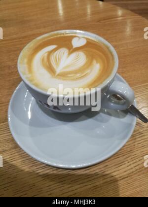 Piatto bianco caffè con pattern su top in schiuma di latte Foto Stock