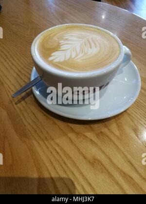 Piatto bianco caffè con pattern su top in schiuma di latte Foto Stock