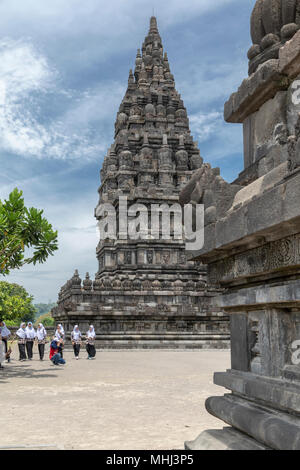 Visitatori indonesiano a Prambanan tempio indù sito vicino a Yogyakarta, Java Foto Stock