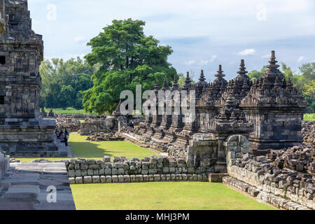 Visitatori indonesiano a Plaosan Lor tempio Buddista vicino a Yogyakarta, Java Foto Stock