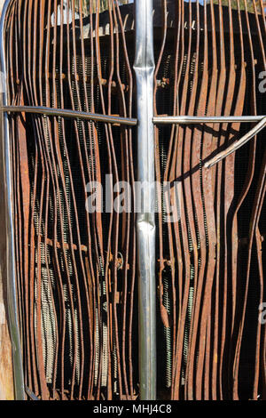 Trunkey Creek, Bathurst, Nuovo Galles del Sud, Australia. Piegati e ritorti grill di un arrugginito relitto di una vecchia auto nel piccolo villaggio di Trunkey Creek. Foto Stock