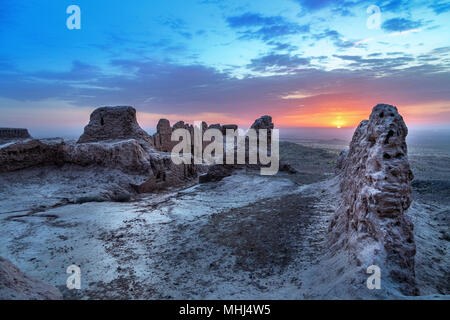 Sunrise over abbandonate rovine dell antica fortezza Khorezm Ayaz Kala nel deserto Kyzylkum, Uzbekistan Foto Stock