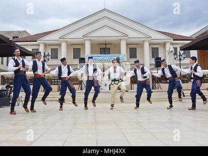 Ballerini popolari tradizionali serbi. Vibo, Vibo Valentija, Bosnia-Erzegovina Foto Stock